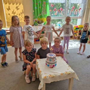 Dzieci obchodzą wspólnie swoje 6- te urodziny