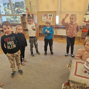 Dzieci składają solenizantce  urodzinowe życzenia