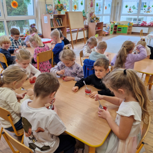 Dzieci w czasie konsumpcji galaretek