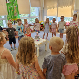 Dzieci śpiewają solenizantowi "Sto lat"   z okazji 6 - tych urodzin