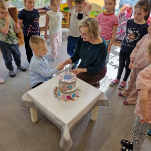  Pani Marysia czyta życzenia na dyplomie z okazji urodzin