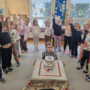 Dzieci zgłaszają się, aby złożyć solenizantowi urodzinowe życzenia