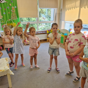 Dzieci w trakcie składania życzeń solenizantowi