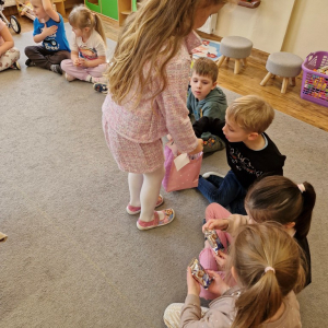 Solenizantka częstuje dzieci ciasteczkami