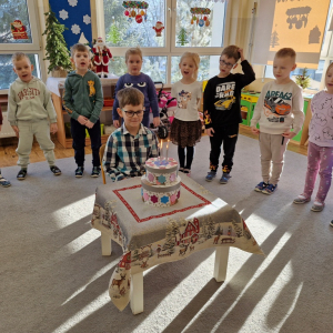 Chłopiec świętuje swoje 6-te urodziny