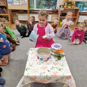 Dziewczynka ogląda upominki