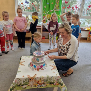 Pani Marysia czyta urodzinowe życzenia na dyplomie