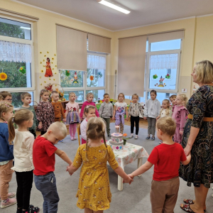 Dzieci śpiewają "Sto lat!" solenizantce  z okazji 5 -tych urodzin