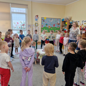 Dzieci śpiewają solenizantce Sto lat z okazji 6 -tych urodzin