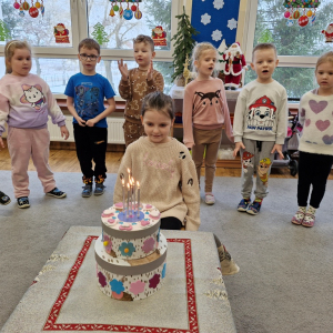 Solenizantka tuż przed zdmuchnięciem świeczek na torcie