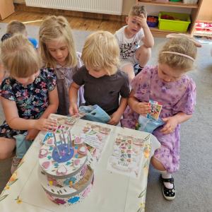 Dzieci oglądają urodzinowe upominki