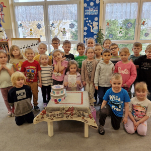 Solenizantka z koleżankami i kolegami w dniu swoich 6-tych urodzin