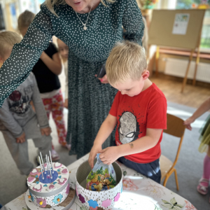 Wyjątkowy dzień Ignasia – urodzinowe chwile pełne radości 