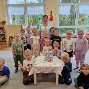 Solenizantka z dziećmi i Panią Wioletą w dniu swoich 5- tych urodzin