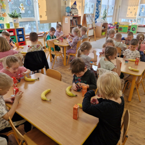 Dzieci w czasie poczęstunku słodko-owocowego