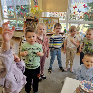 Chłopiec w czasie składania życzeń
