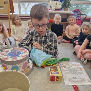 Chłopiec ogląda upominki