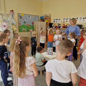 Dzieci składają chłopcu życzenia z okazji urodzin
