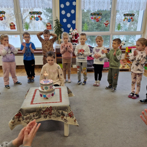 Dzieci klaszczą po zaśpiewaniu solenizantce  Sto lat" 