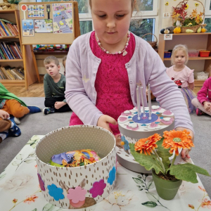 Dziewczynka otwiera tort, by zobaczyć urodzinową niespodziankę