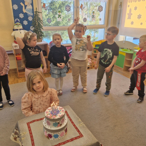 Dzieci składają solenizantce  urodzinowe życzenia