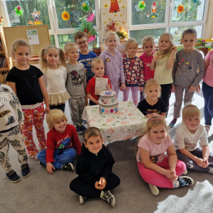 Dzieci z chłopcem obchodzącym swoje 5-te urodziny   