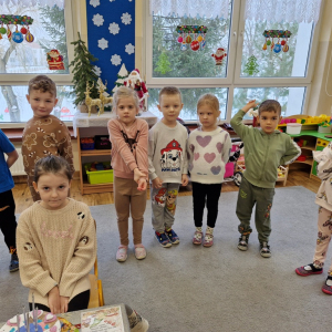 Dzieci  w trakcie  składania  życzeń  solenizantce