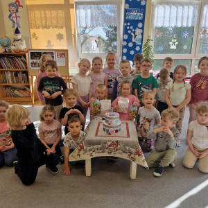 Koledzy i koleżanki z grupy oraz solenizanci w dniu swoich 6-tych urodzin