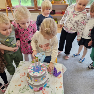 Dziewczynka ogląda urodzinowy prezent