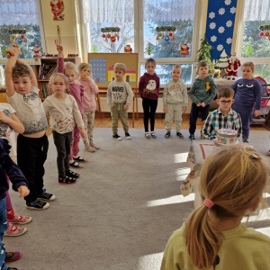 Dzieci składają  solenizantowi życzenia z okazji 6-tych urodzin