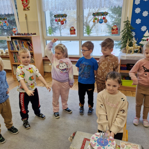 Dzieci  w trakcie składania życzeń  solenizantce