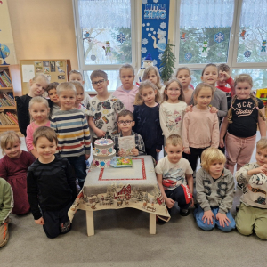 Dzieci i solenizant w dniu swoich 6-tych urodzin