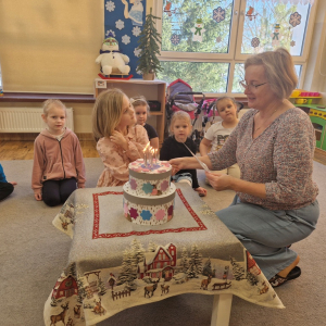 Pani Marysia czyta życzenia na dyplomie