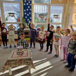 Dzieci składają solenizantowi życzenia  z okazji 6-tych urodzin