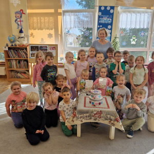 Dzieci, wychowawczyni i solenizanci z dyplomami w dniu swoich 6-tych urodzin