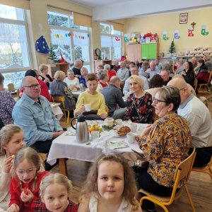 Babcie, dziadkowie i dzieci w czasie poczęstunku
