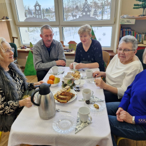Babcie i dziadek w czasie poczęstunku