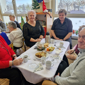 Babcie i dziadkowie w czasie poczęstunku