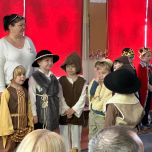 Dzieci w rolach pastuszków stoją przy ognisku