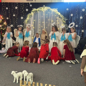 Dziewczynki kładą poduszeczki  - dary dla Dzieciątka Jezus