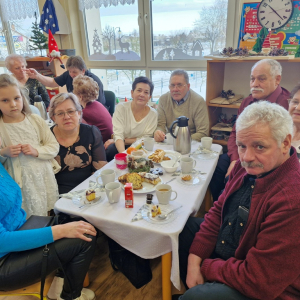Babcie i dziadkowie w czasie poczęstunku