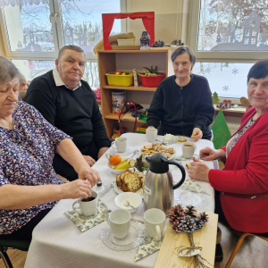 Babcie i dziadek w czasie poczęstunku
