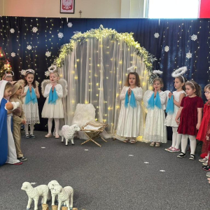 Maryja i Józef idą do stajenki w czasie śpiewu pastorałki "Była noc"