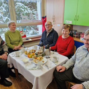 Babcie i dziadkowie w czasie poczęstunku