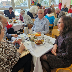 Babcia, dziadkowie  i Pani Dyrektor w czasie poczęstunku