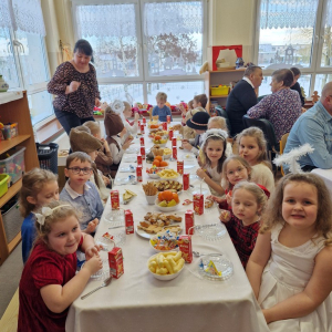 Dzieci i mama Julki w czasie poczęstunku