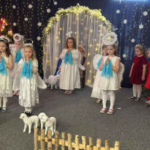 Dziewczynki- aniołki w czasie występu jasełkowego