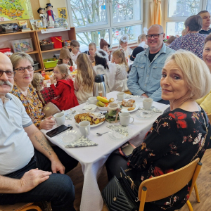 Babcie i dziadkowie w czasie poczęstunku