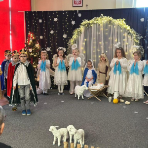 Trzej Królowie idą z darami do Dzieciątka Jezus