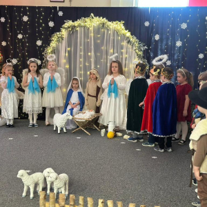 Trzek Królowie z darami stoją przy żłóbku 